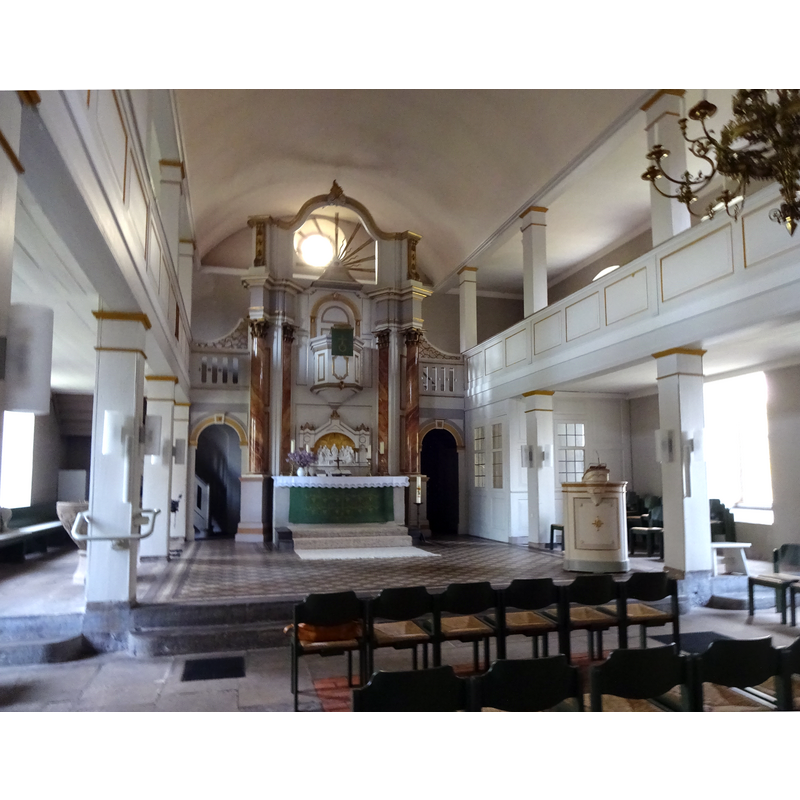 Source caption: "Groß Munzel ist ein Dorf in der Region Hannover und ein Stadtteil von Barsinghausen." -- the old font is partially visible in the left [north] aisle, behind te pillar