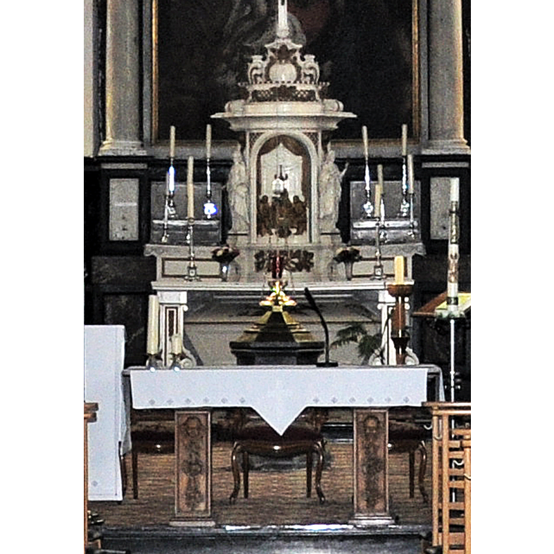 the font and its cover are partially visible in the centre of the image, between the two altars