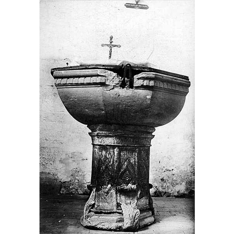 Source caption: "Fonts baptismaux, vue générale"