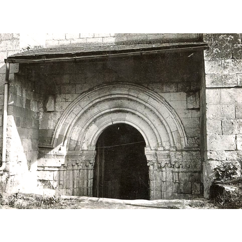Source caption: "Eglise Saint-Léger-la-Palu. Portail nord, vue partielle [...] 4e quart 12e siècle"