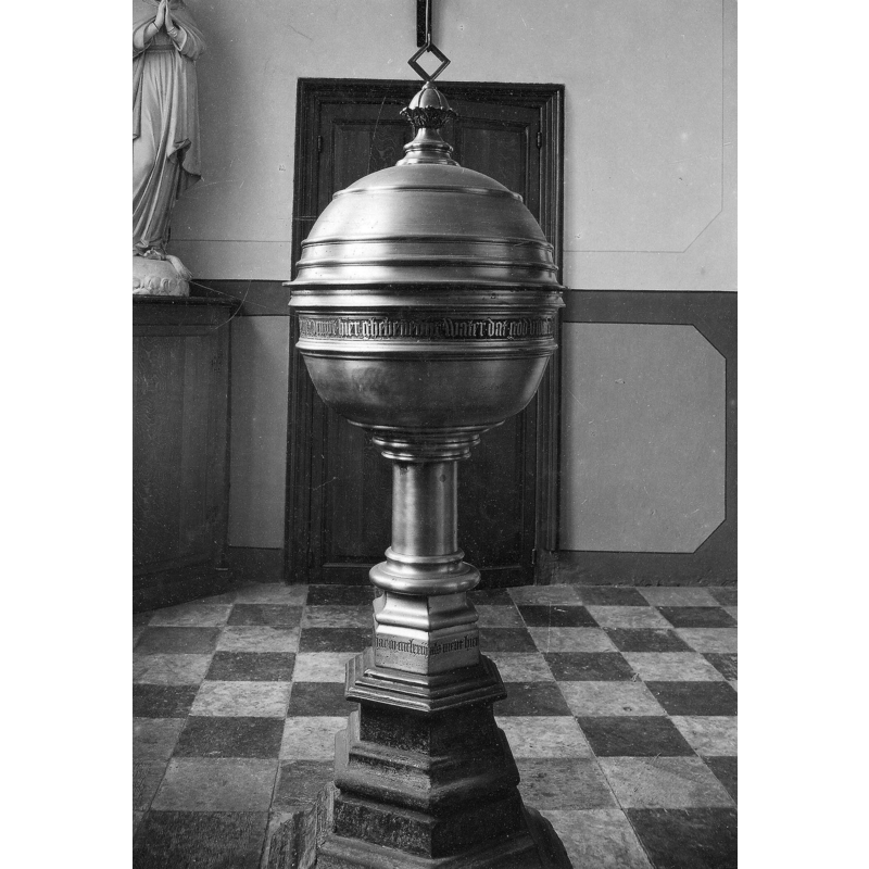 Source caption: "wijwatervat [...] datering, gebeiteld, voet: 1473" [for the original metal part -- altered 1801-1900]