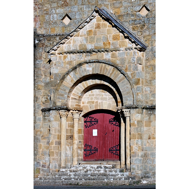 Source caption: "L'église Saint-Laurent de Verneuil, Nièvre, France. Au cours d'une phase de travaux sur le clocher."