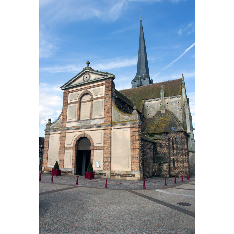 Source caption: "Vue de l'extérieur de l'église Notre-Dame de Verneuil-sur-Avre // Verneuil-sur-Avre - Eure - France"
