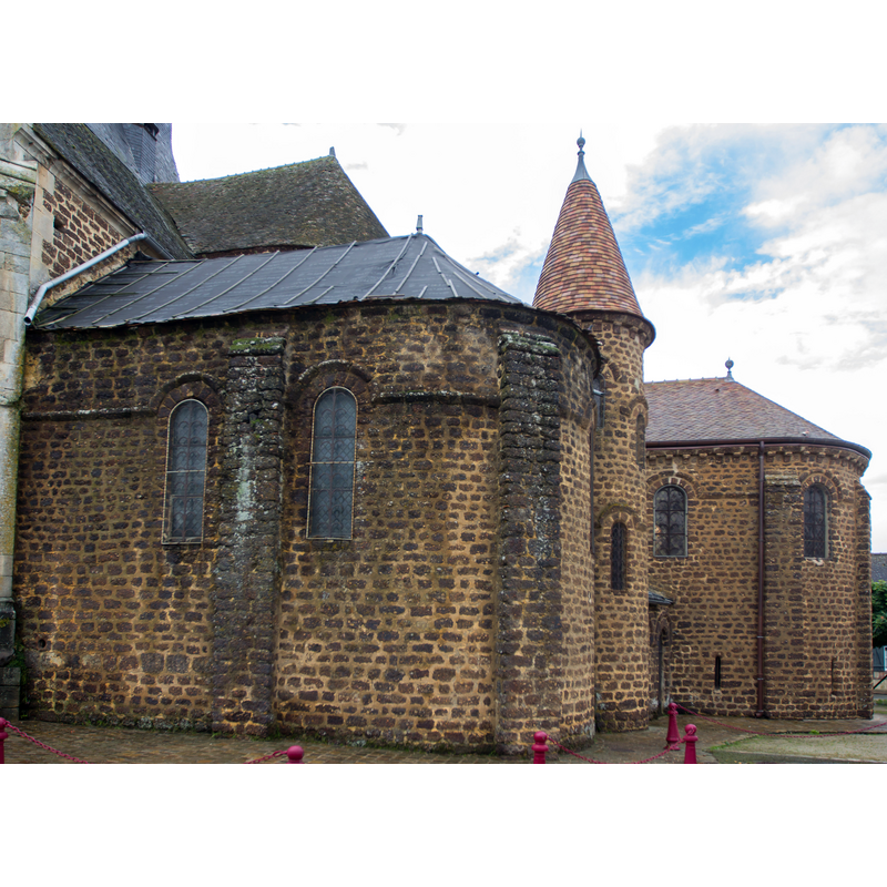 Source caption: "Vue de l'extérieur de l'église Notre-Dame de Verneuil-sur-Avre // Verneuil-sur-Avre - Eure - France"