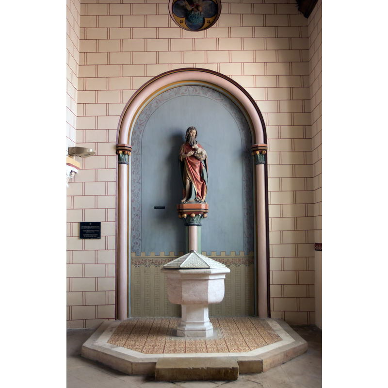 Source caption: "Les fonts baptismaux et la statue de Saint Jean-Baptiste dans l'église de la Madeleine de Verneuil-sur-Avre // Verneuil-sur-Avre - Eure - France"