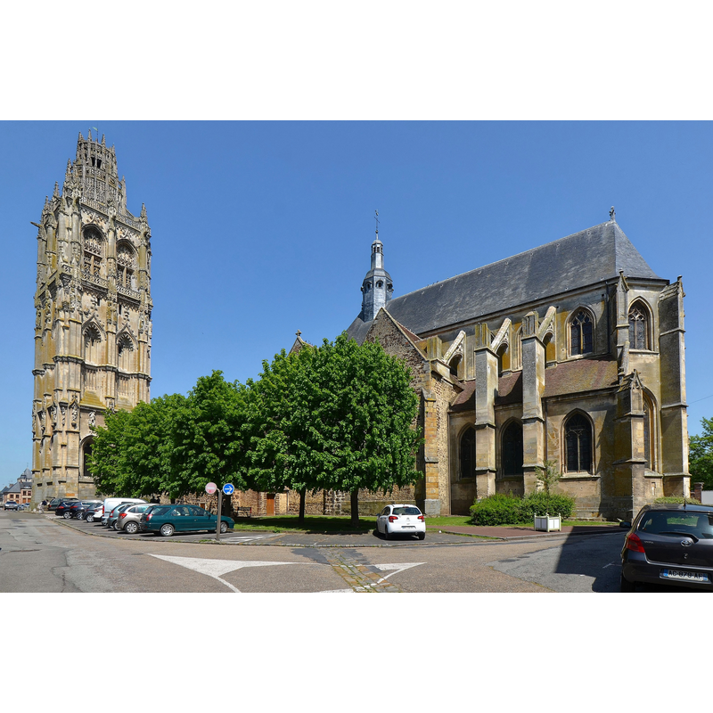Source caption: "Verneuil-sur-Avre (Eure) - Eglise de la Madeleine. Sa tour de 56 m de haut, visible des kilomètres alentours, est devenue le symbole de la ville. L'église fait l’objet d’un classement au titre des monuments historiques par la liste de 1862. La construction de l'église commence au début du XIIe siècle, en même temps que la fondation et le développement de la ville. La tour est édifiée à la fin du XVe siècle mais le manque de moyens interrompt le chantier durant 30 ans. C'est grâce à la générosité de l'évêque de Senlis, Artus Fillon, natif de Verneuil, qu'elle est achevée vers 1525. La richesse de sa décoration sculptée la fait justement comparer à la Tour de Beurre de la cathédrale Notre-Dame et à la tour-lanterne de l'abbatiale Saint-Ouen, toutes deux à Rouen."