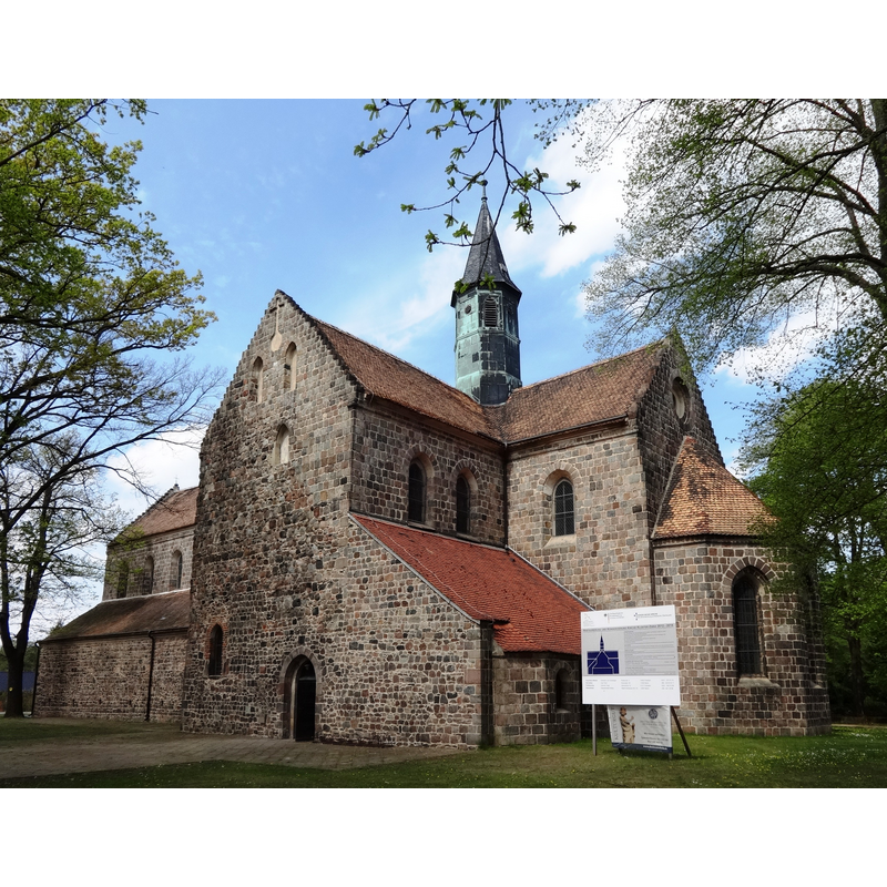 Source caption: "Die Klosterkirche St. Maria entstand im 12. Jahrhundert als Teil eines Zisterzienserklosters. Sie befindet sich in Jüterbog im Landkreis Teltow-Fläming in Brandenburg."