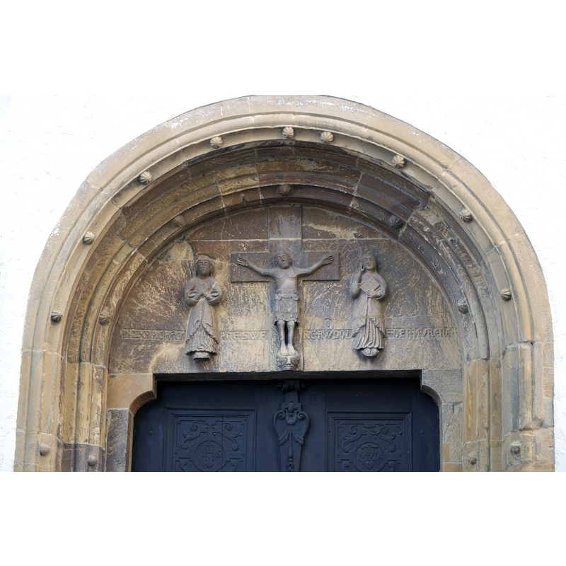 Source caption: "Katholische Pfarrkirche Mariä Himmelfahrt in Engen im Landkreis Konstanz (Baden-Württemberg/Deutschland), romanisches Hauptportal, Tympanum mit Kreuzigungsgruppe"