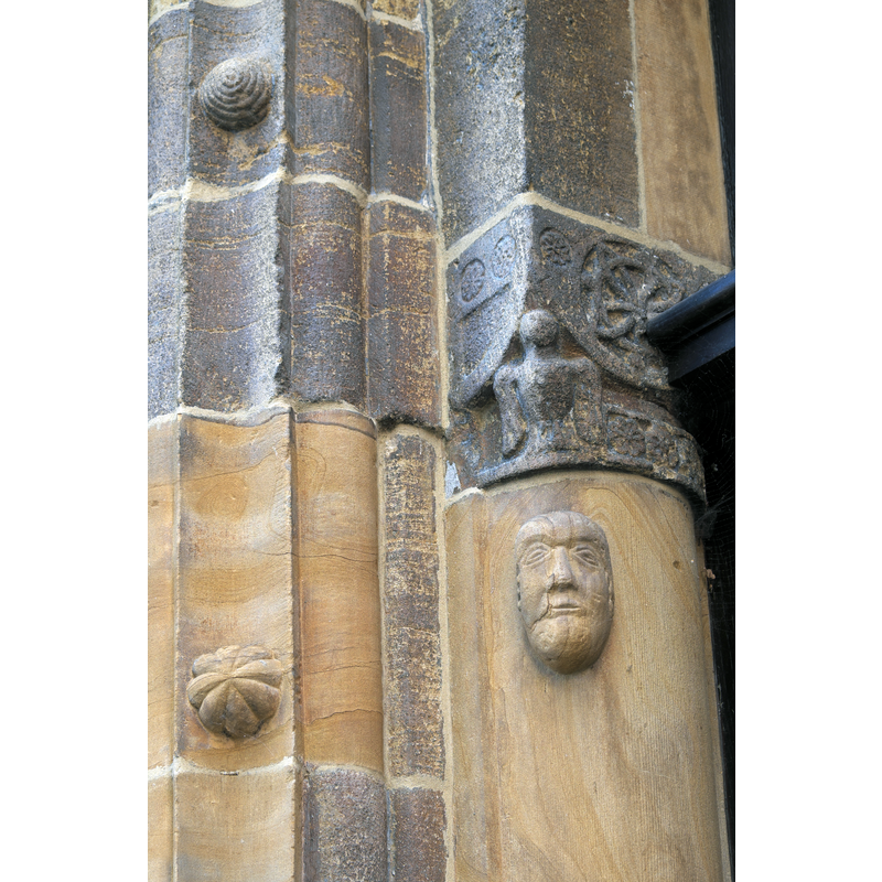 Source caption: "Katholische Pfarrkirche Mariä Himmelfahrt in Engen im Landkreis Konstanz (Baden-Württemberg/Deutschland), romanisches Hauptportal"