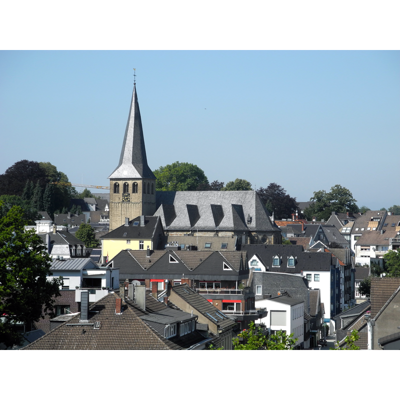 Source caption: "Mettmann, Altstadt von Süden (vom Haltepunkt Mettmann Zentrum der Regiobahn), im Zentrum die Marktkirche St. Lambertus"