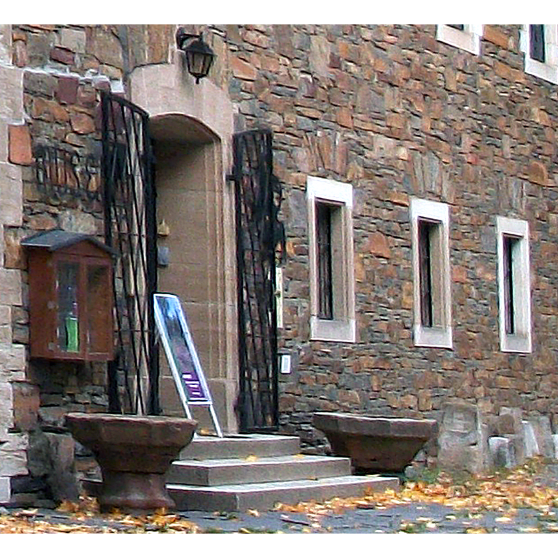 the two fonrs outside the main entrance to the museum [cf. FontNotes]
