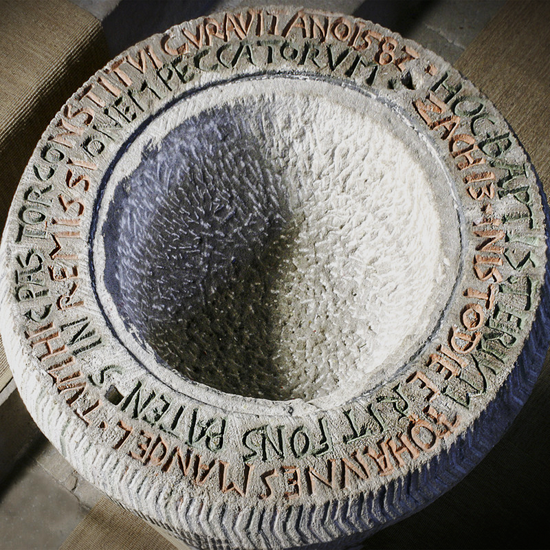 the colouring of the letters is a modern addition [cf. FontNotes]
