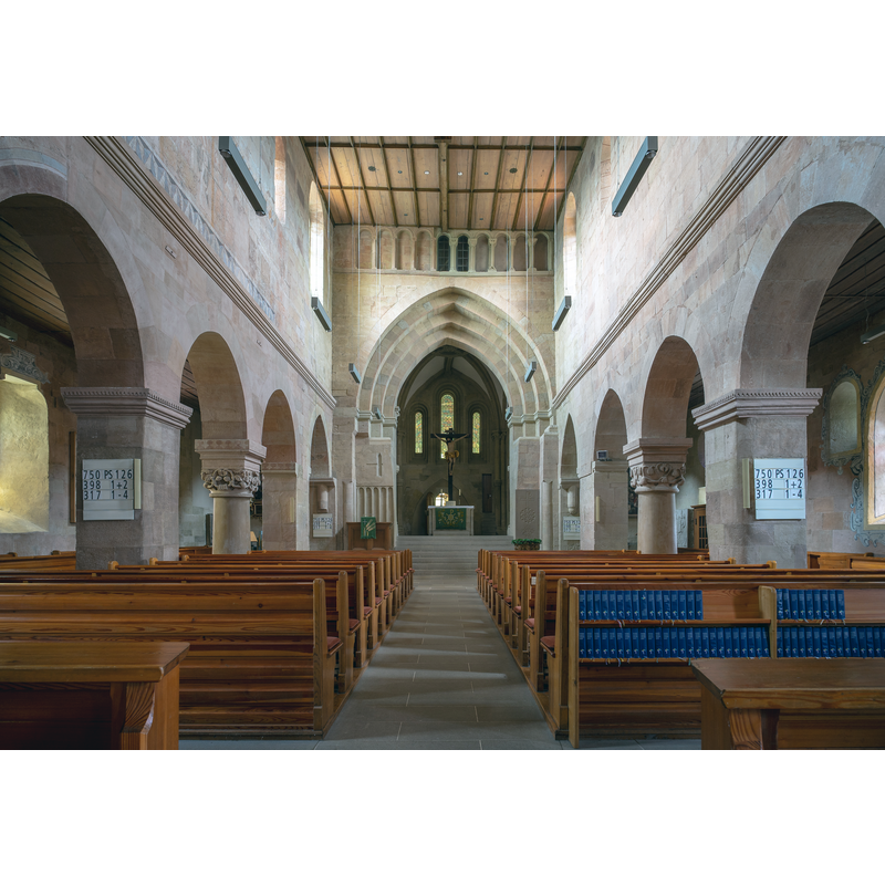 Source caption: "Weinsberg (Landkreis Heilbronn): Innenansicht der Johanneskirche mit Blick durch das Langhaus nach Osten zum Chor. Die leichte Asymmetrie (v.a. am Bogen vor dem Chorraum) ist kein Fehler der Aufnahme, vielmehr ist der Chorbogen im Verhältnis zu den Seitenwänden der Kirche und den Säulen tatsächlich leicht schräg gebaut."
