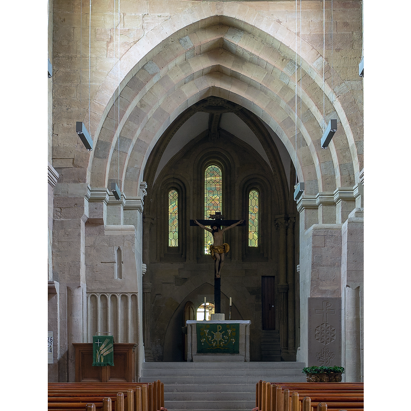 Source caption: "Weinsberg (Landkreis Heilbronn): Innenansicht der Johanneskirche mit Blick durch das Langhaus nach Osten zum Chor" -- the top of the baptismal font basin is discernible in the bottom-right corner of the image