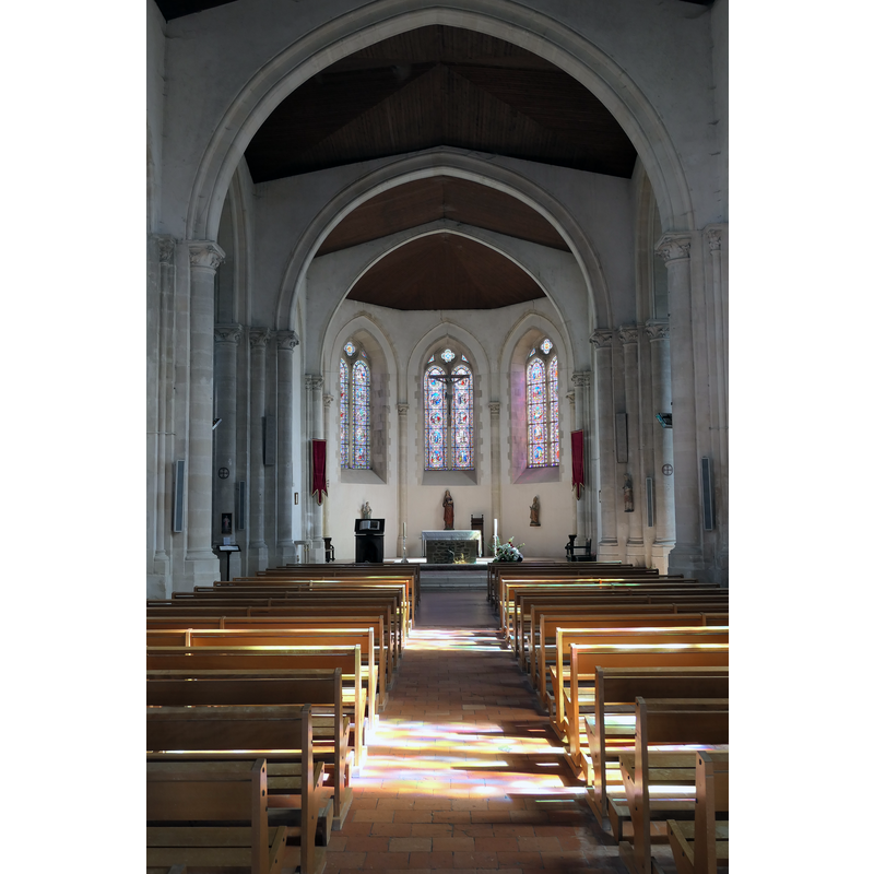 Source caption: "Église Sainte-Suzanne de Sainte-Suzanne (Mayenne, France) : nef"