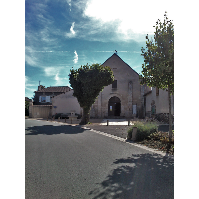 Source caption: "Église Saint-Hilaire de Leignes-sur-Fontaine"