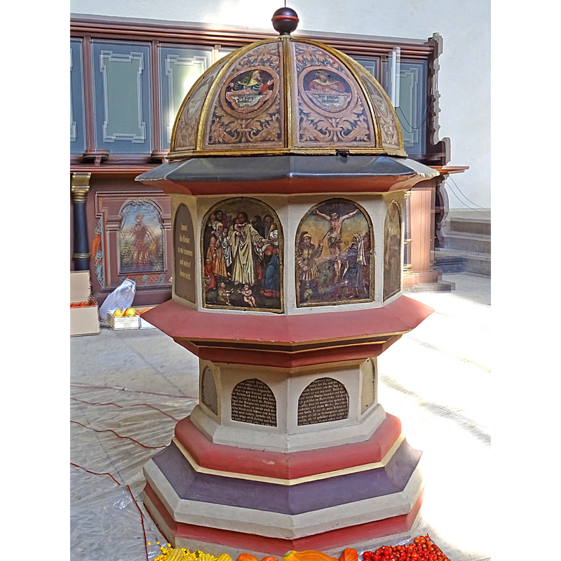 Source caption: "achteckiger Taufstein von 1560 im Chorraum der Stadtkirche St. Georg (Schmalkalden)"