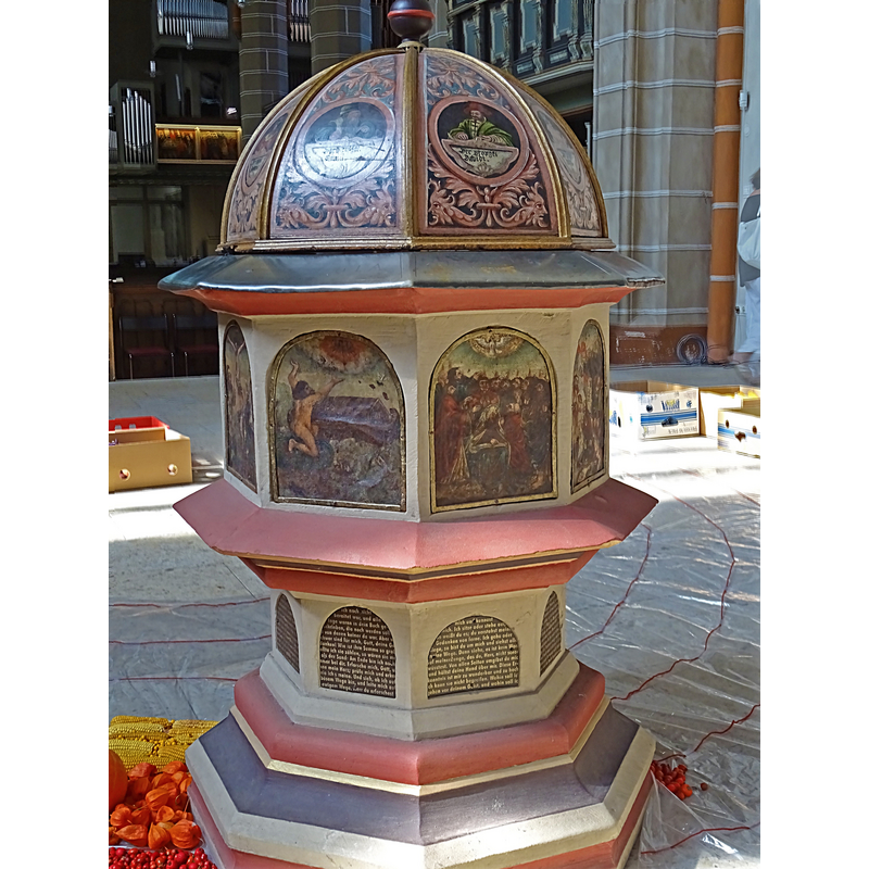 Source caption: "achteckiger Taufstein von 1560 im Chorraum der Stadtkirche St. Georg (Schmalkalden)"