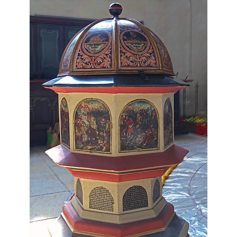 Source caption: "achteckiger Taufstein von 1560 im Chorraum der Stadtkirche St. Georg (Schmalkalden)"