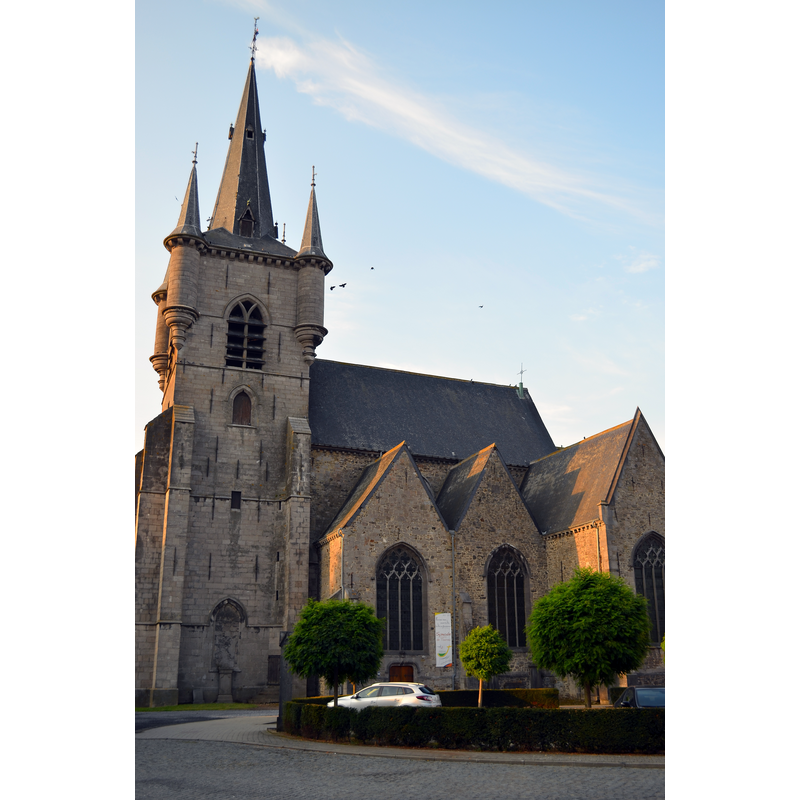 Source caption: "Façade arrière de l'église Saint-Martin de Chièvres, Belgique"