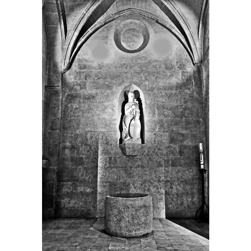 Source caption: "Abtei Saint-Victor in Marseille, Taufbecken und Statue des heiligen Viktors" -- showing a well-head, originally from Saint-Rémy de Provence, serving as baptismal font in the Chapelle du Saint Esprit [cf. FontNotes]