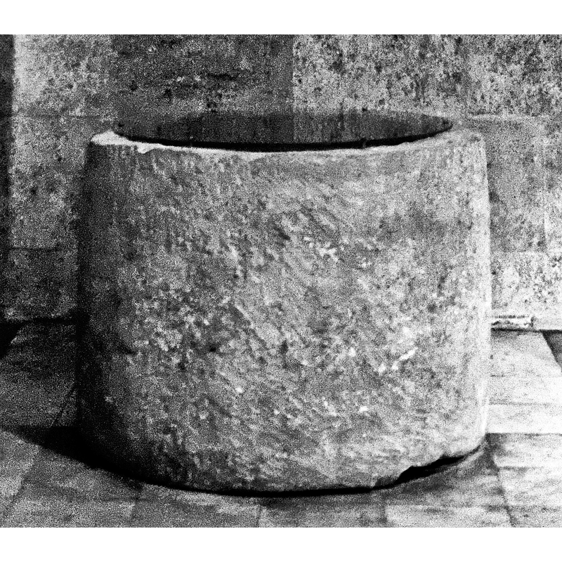 showing a well-head, originally from Saint-Rémy de Provence, serving as baptismal font in the Chapelle du Saint Esprit [cf. FontNotes]