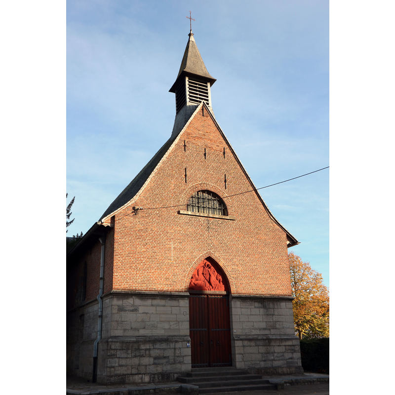Source caption: "The Chapel of Our Lady of the Tomb is located in the centre of Kain Square. It is a Gothic oratory made of Tournai limestone, and bricks. The chapel was built around 1490 on the site of the Saulchoir, an ancient burial mound that hosted a stopover for pilgrims from the Mont de la Trinité who came to pray near a statue of the Virgin Mary. The building was restored in 1608."