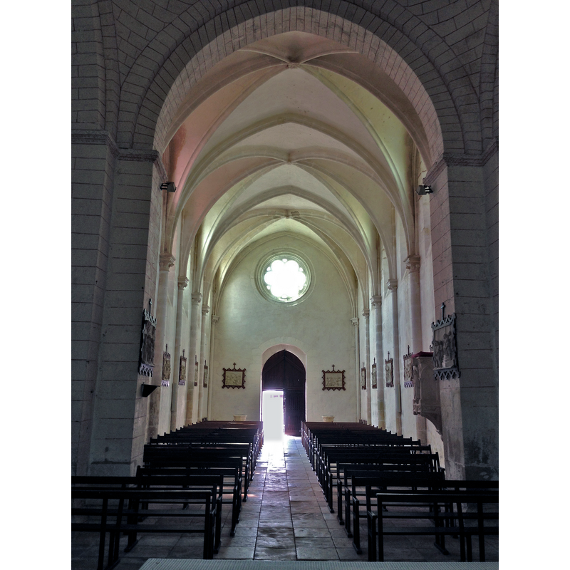 Source caption: "Nef de l'église Saint-Martin d'Ineuil"