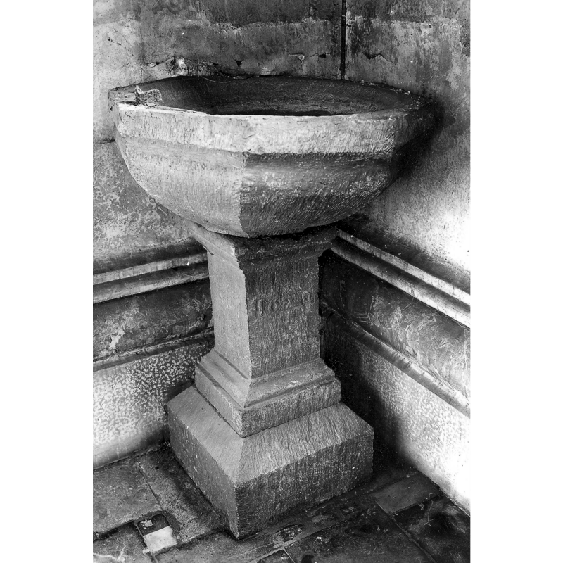 the date "1620" is on the right side of the pedestal base, hardly visible at all in this photograph