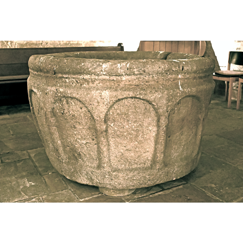 Source caption: "St. Peter (Syburg), romanischer Taufstein im Turmraum, der ursprünglich aus Lütgendortmund stammt"