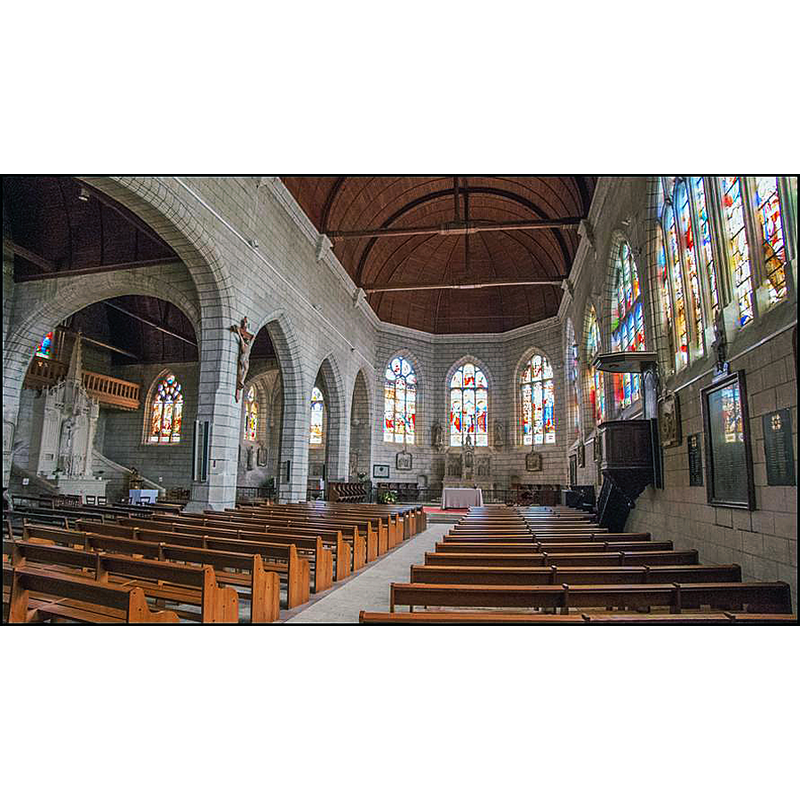 Source caption: "L’ensemble de l’église est éclairée par des vitraux du XIXe de l’atelier LOBIN de Tours. La nef principale se termine par un chœur à pans coupés."