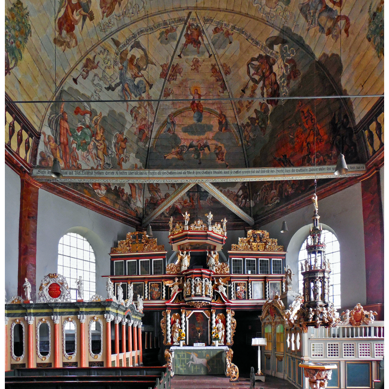 Source caption: "Organistenweg, 21129 Hamburg, Germany" -- showing the font and its elaborate cover on the right