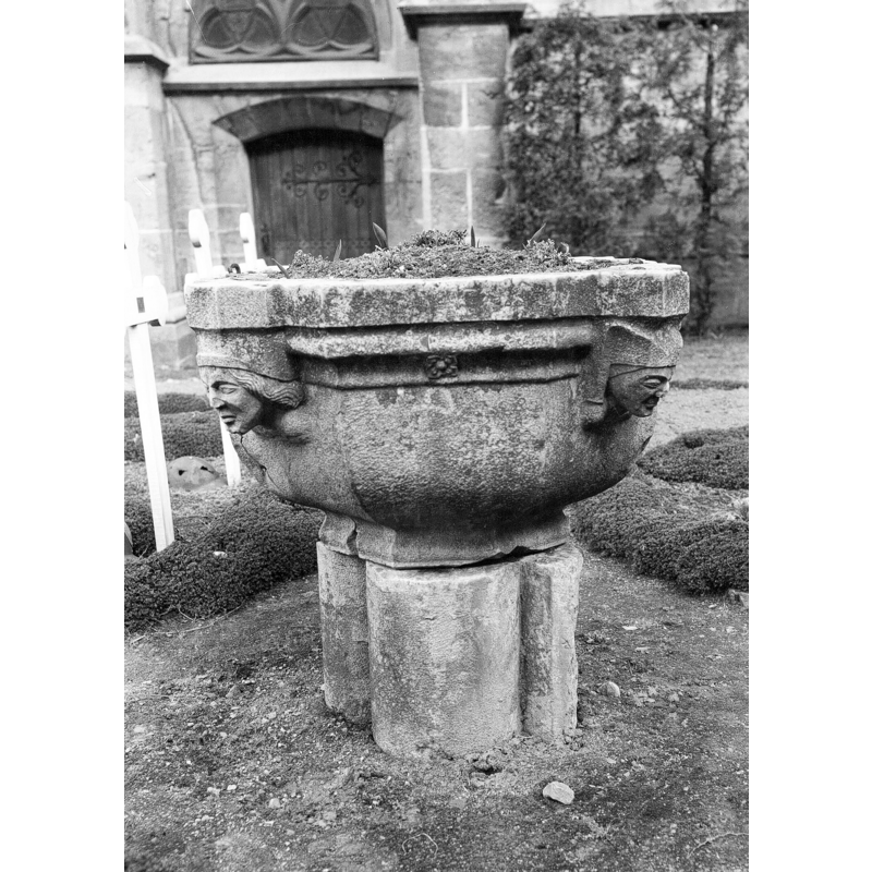 notice the column-cluster base -- this is the 16thC font that was still in the garden when it was photographed by KIK-IRPA in 1944
