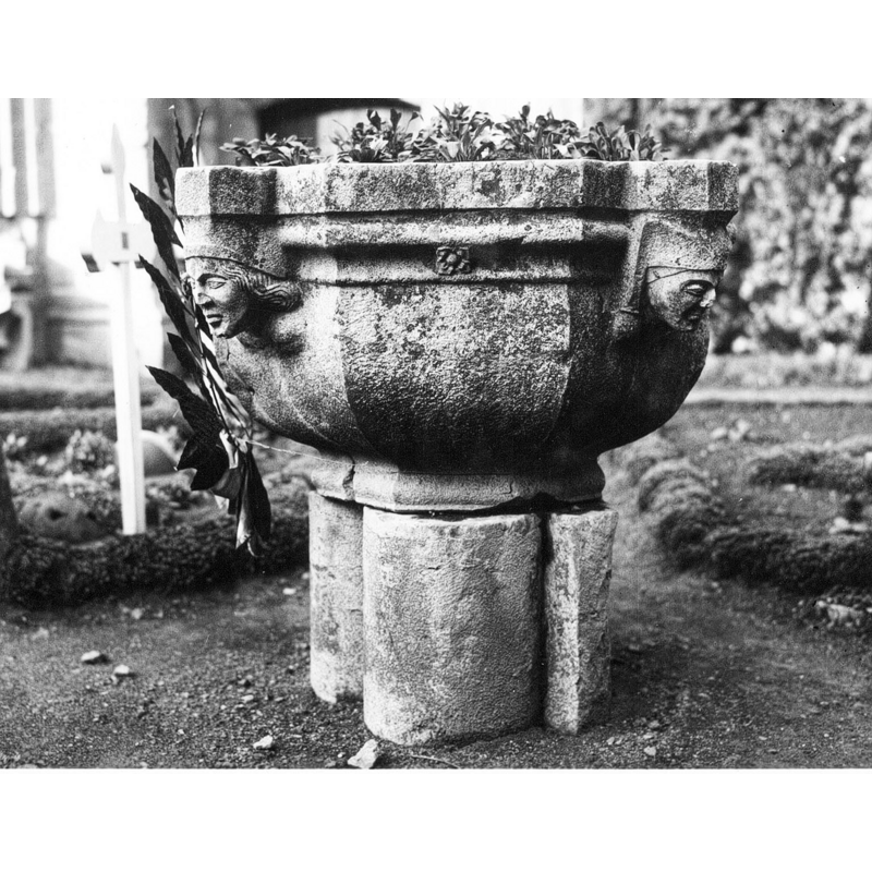 notice the column-cluster base -- this is the 16thC font that was still in the garden when it was photographed by KIK-IRPA in 1944