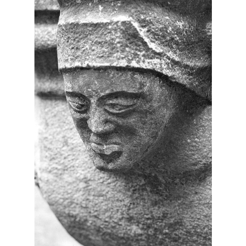 Source caption: "une des quatre têtes. Date: 1944"