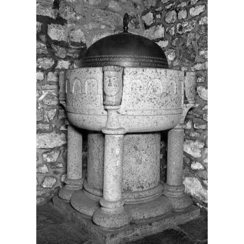 only the four heads set at 90-degree angles of the basin are from the medieval(?) fom; the rest is dated to the 1920s
