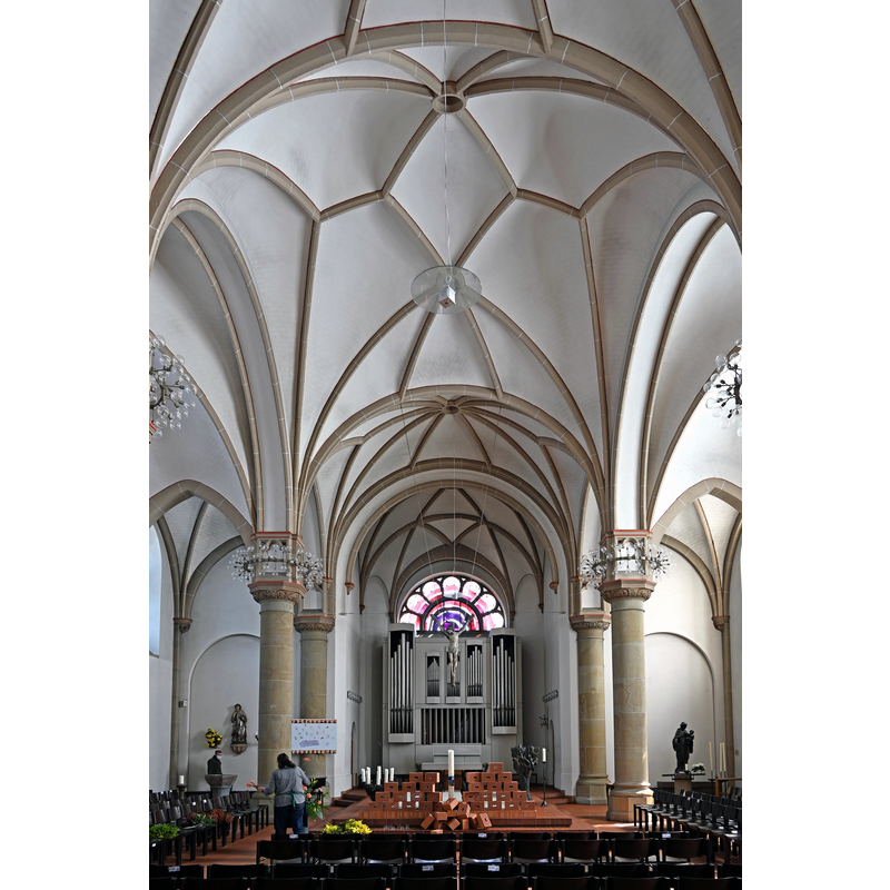 Source caption: "St. Laurentius (Laurensberg), Innenraum" -- the late-Baroque baptismal font is discernible at the far [east] end of the left [north] aisle