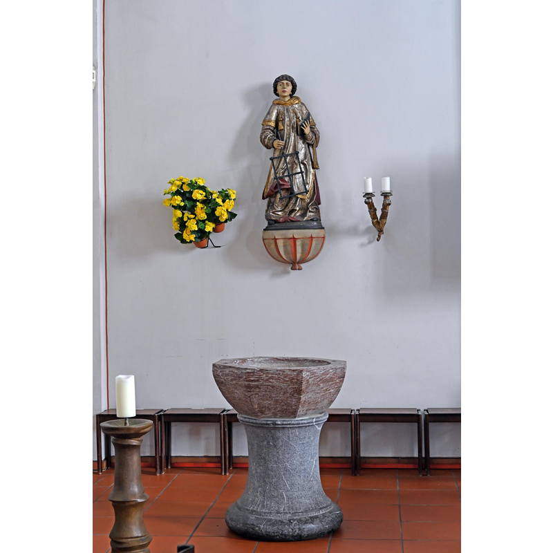 Source caption: "St. Laurentius (Laurensberg), linkes Seitenschiff mit Statue St. Laurentius und einem spätbarocken Taufbecken"