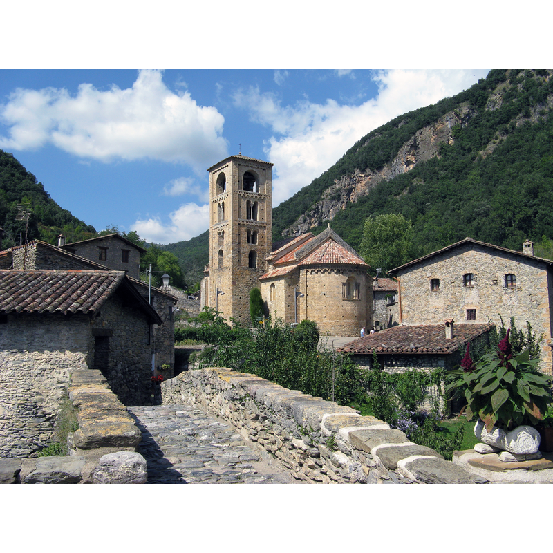 Source caption: "Romanische Kirche "Sant Cristòfor de Beget", XII. Jahrhundert, Beget, Katalonien, Spanien"