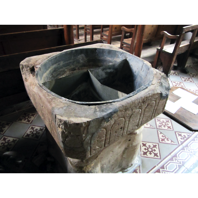 Source caption: "Église Saint-Pierre de Muneville-le-Bingard - Fonts baptismaux (cuve)" -- showing the metal insert used to divide the inner basin into the fashionable compartments popular in France after the 16thC