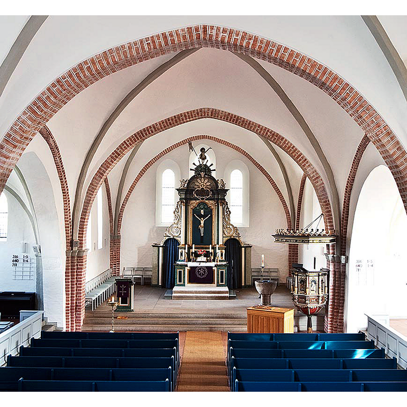 Source caption: "St.-Laurentius-Kirche Innenansicht" -- showing the old font in the chancel, right [south] side