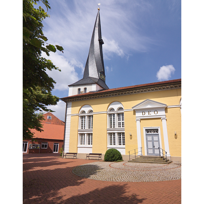 Source caption: "Der gedrehte Turmhelm auf dem 45 Meter hohen Turm der St. Jacobi-Kirche ist eine Besonderheit. Der Turm wurde im Jahr 1679 in Stolzenau, Niedersachsen, Deutschland errichtet."