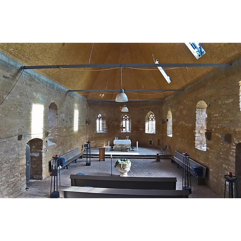 Source caption: "das wieder aufgebaute Kirchenschiff der Dorfkirche St. Peter und Paul (Nottleben) von innen" -- showing the baptismal font in the centre of the restored nave