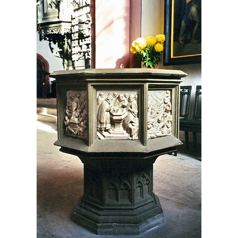 Source caption: "Stadtkirche Heilig Dreifaltigkeit Bayreuth, Taufstein" --  showing a baptism scene in the centre panel