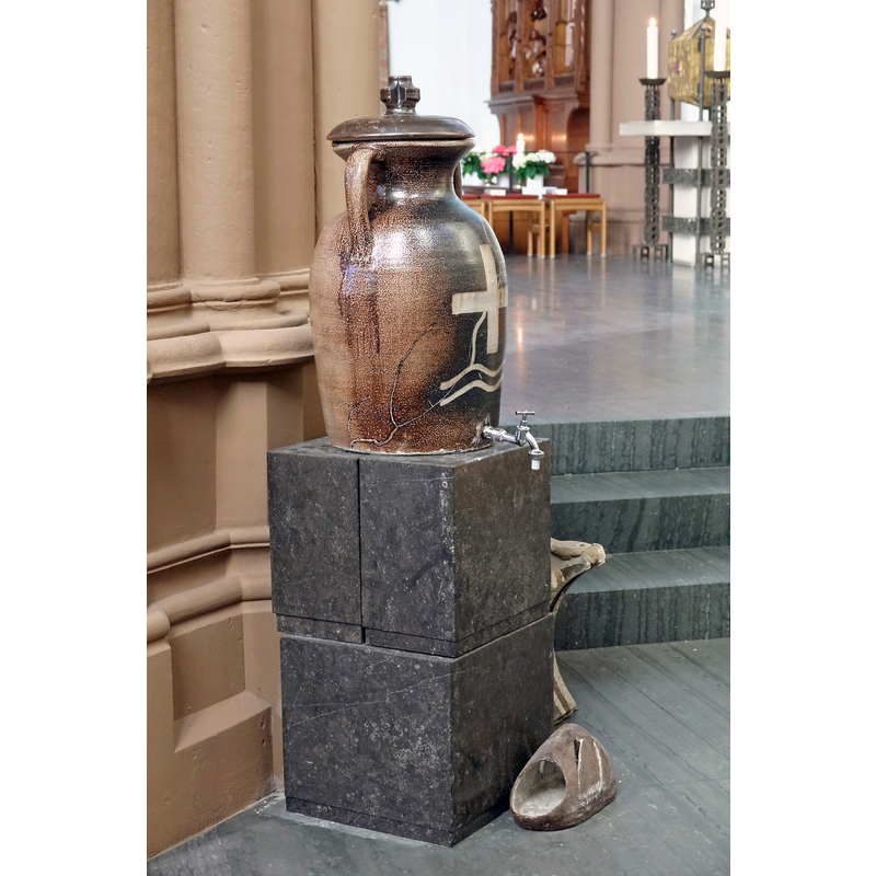 Source caption: "St. Johannes Baptist (Anrath): Blick in die Kirche"