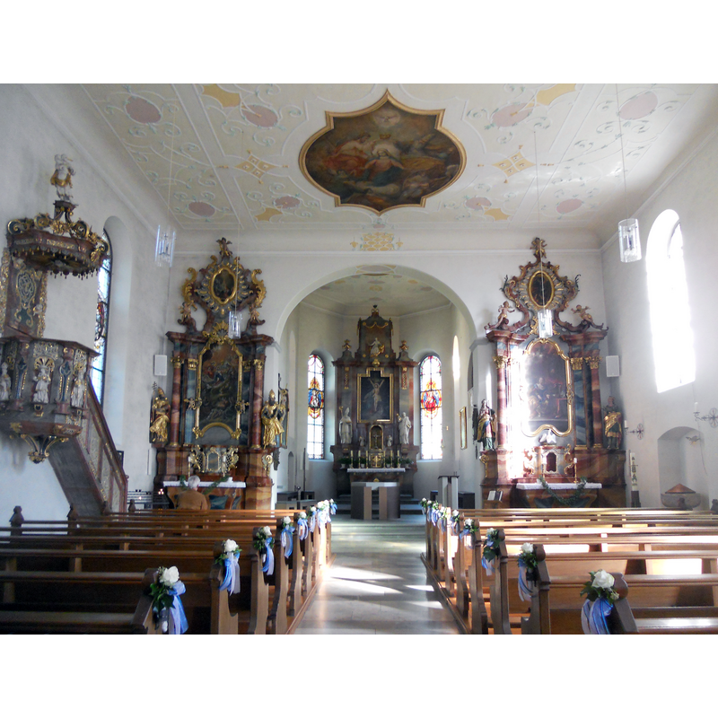 Source caption: "Erst in den Jahren 1732 bis 1735 wurde die Kirche in ihrer heutigen Form errichtet. Sie ist mit ihrem weithin sichtbaren barocken Zwiebelturm das Wahrzeichen Allensbachs."