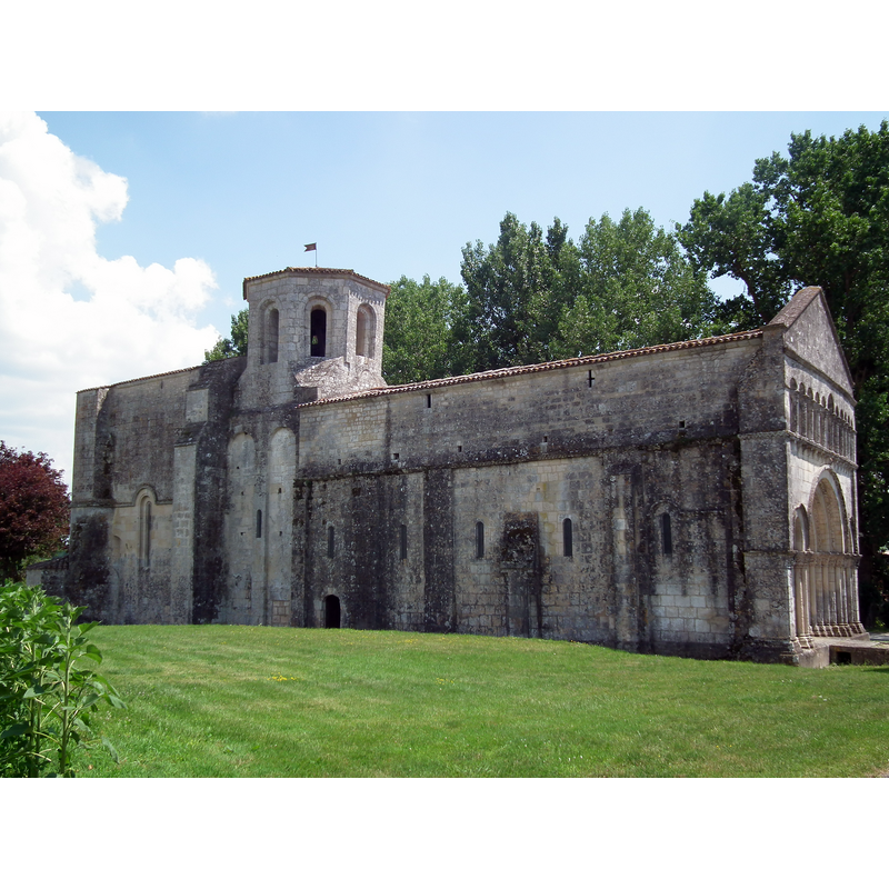Source caption: "Église de Biron vue du portail occidental."