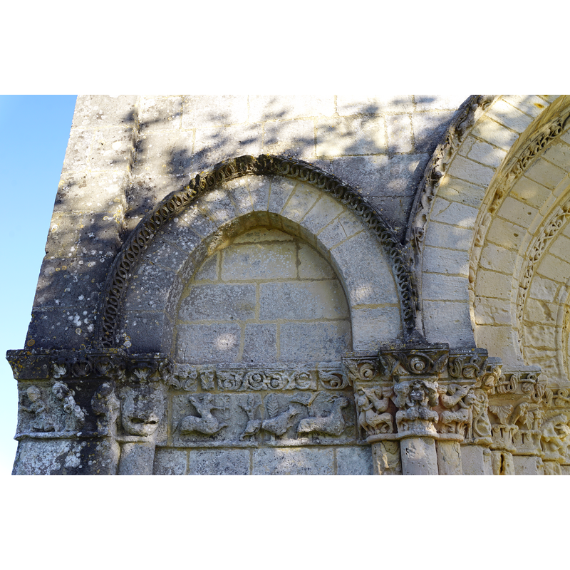 Source caption: "Biron détail de la façade de l'église."