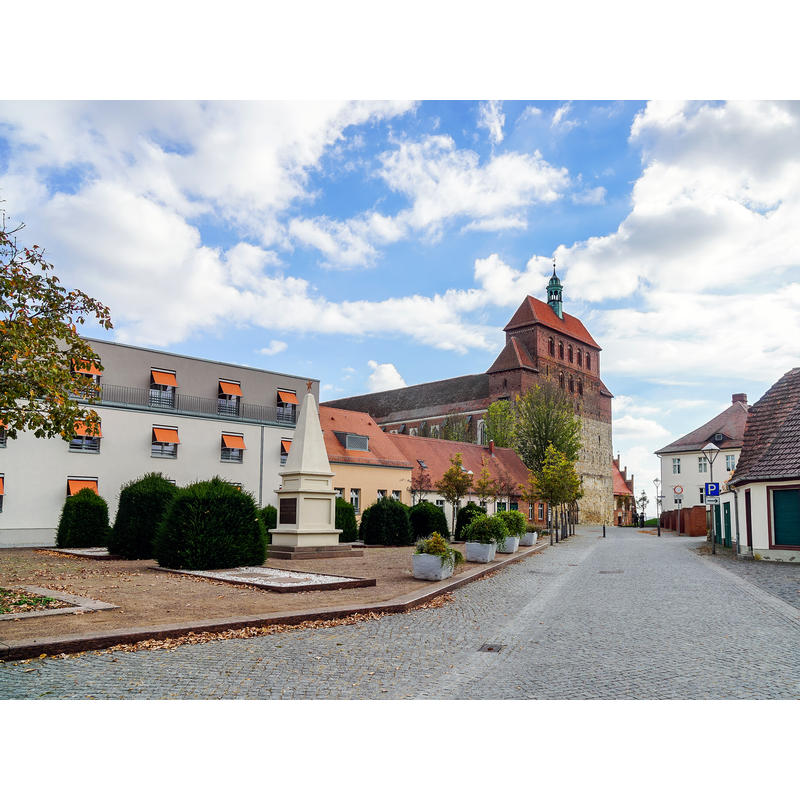 Source caption: "Gedenkstätte, Platz des Friedens in Havelberg. Im Hintergrund der Dom St. Marien "
