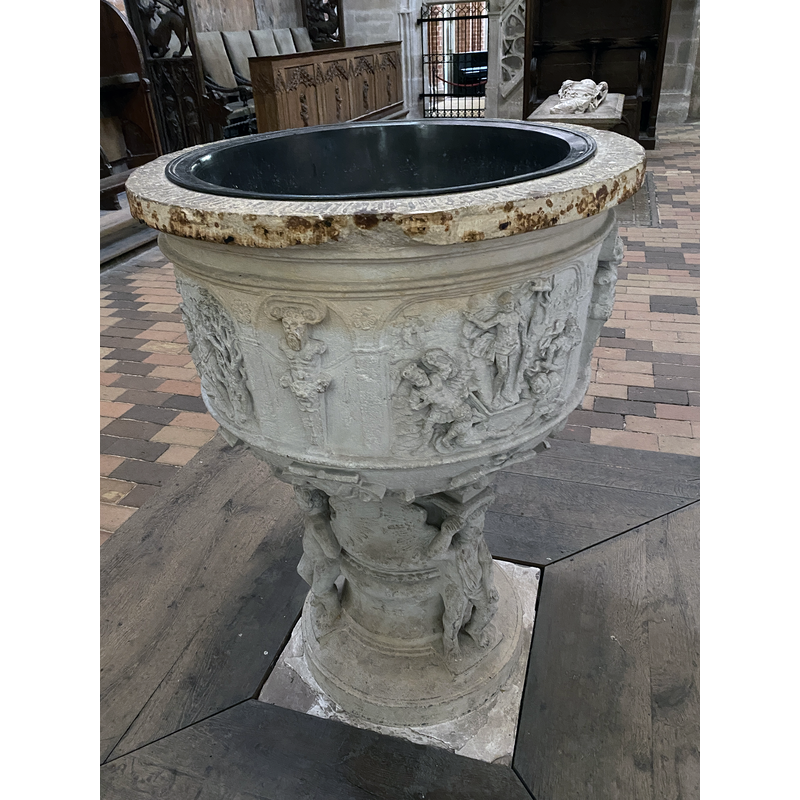 Source caption: "Havelberg: Dom St. Marien (GMP: 52.826811,12.078670). Im Kern romanisch, geweiht 1170, nach Brand 1279 gotisch umgebaut, vollendet um 1330. Taufstein."
